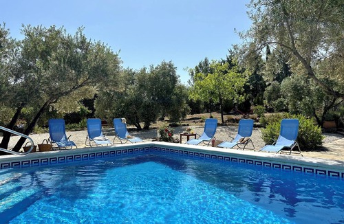 Villanueva de Tapia House | Stunning Andalusian Farmhouse. Privare saltwater Pool. 3-Hectare Olive Estate.