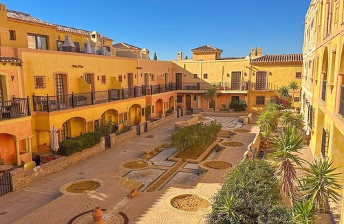Cunas Apartment | Stylish 2 bedroom 2 bathroom apartment situated in Desert Springs Golf Resort.
