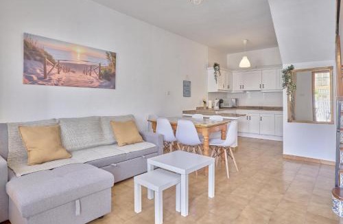 Gran Alacant Apartment | Sunny Coastal Retreat with Pool & Terrace