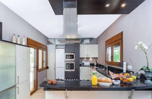 Jesus Pobre Villa | Super king beds, A/C, pergola with fridge & sink