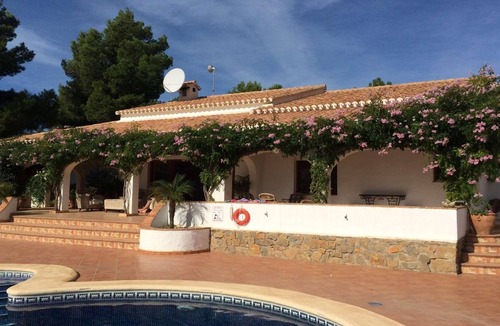 Jesus Pobre Villa | Super king beds, A/C, pergola with fridge & sink