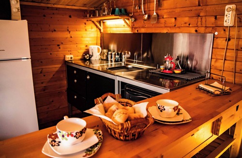 Monda Cabin | "The Luv Shack" Private Wooden Cabin with Aqua Bubble Spa and airconditioning