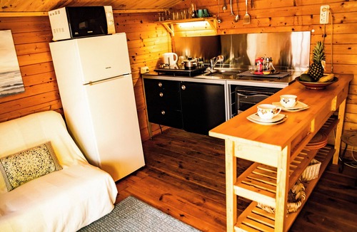Monda Cabin | "The Luv Shack" Private Wooden Cabin with Aqua Bubble Spa and airconditioning