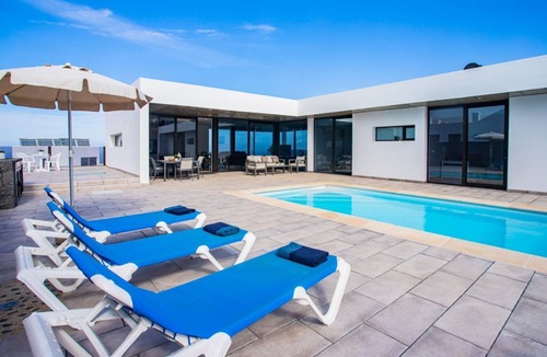 Tinajo Villa | Tony´s Luxury Villa, heated pool, wifi