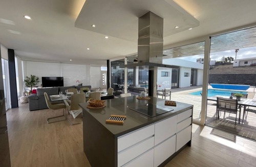 Tinajo Villa | Tony´s Luxury Villa, heated pool, wifi
