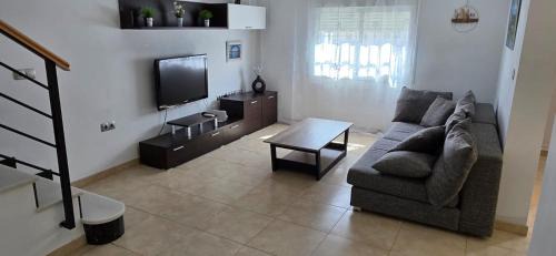 Alcala de Guadaira House | Triana house a 10 min Sevilla y cerca aeropuerto, 5 camas, sofá cama y 2 baños
