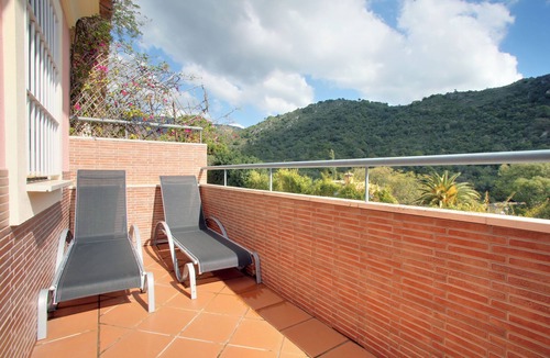 Benahavis Apartment | Two-Bedroom Benahavis Village Apartment with beautiful Mountain View.
