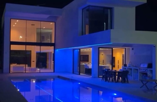 San Juan de Alicante Ski Chalet | Ultra-Modern 5-Bed Luxury Chalet with Private Pool & Home Cinema 13 Min To Beach