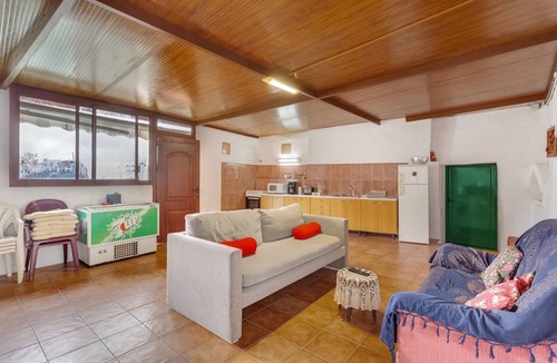 La Solana House | Vacation Home 'La Casita Cueva Don Carmelo' with Mountain View, Private Terrace and Wi-Fi
