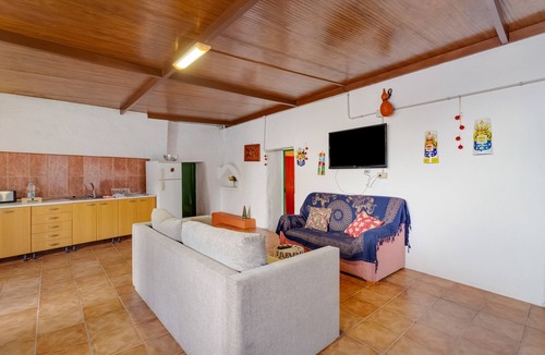 La Solana House | Vacation Home 'La Casita Cueva Don Carmelo' with Mountain View, Private Terrace and Wi-Fi