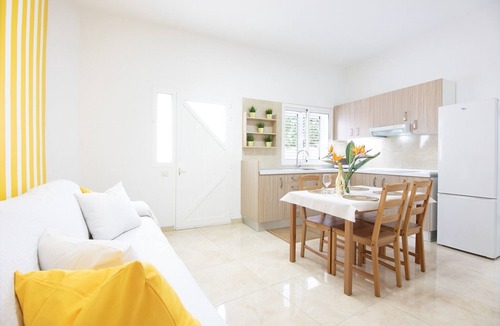 Castillo del Romeral House | Vacation Home 'Holiday Esquinita' with Wi-Fi and Air Conditioning