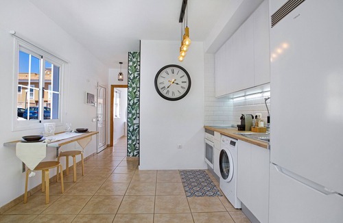 Caleta de Fuste Apartment | Vacation Apartment 'Apartamento 104' with Mountain View, Wi-Fi and Air Conditioning