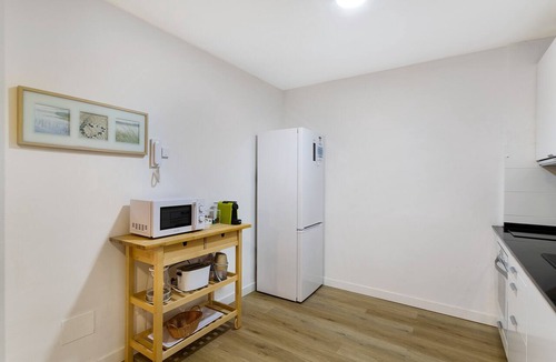 Playa de Arinaga Apartment | Vacation Apartment 'Apartamento Con Piscina Arinaga' with Shared Pool and Wi-Fi