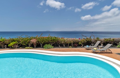 Playa Blanca Villa | Vacation Apartment 'La Casita' with Sea View, Wi-Fi and Air Conditioning