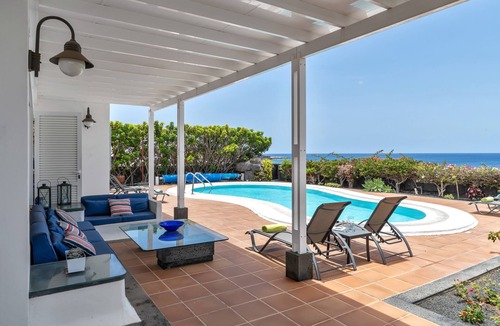 Playa Blanca Villa | Vacation Apartment 'La Casita' with Sea View, Wi-Fi and Air Conditioning