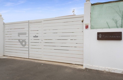 Triquivijate Apartment | Vacation Apartment 'Media Luna -Apartamento Con Terraza' with Private Terrace and Wi-Fi