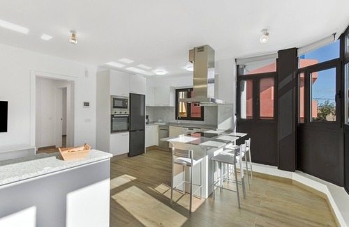 Playa de Arinaga Apartment | Vacation 'El Faro Suite Arinaga' with Mountain View and Wi-Fi