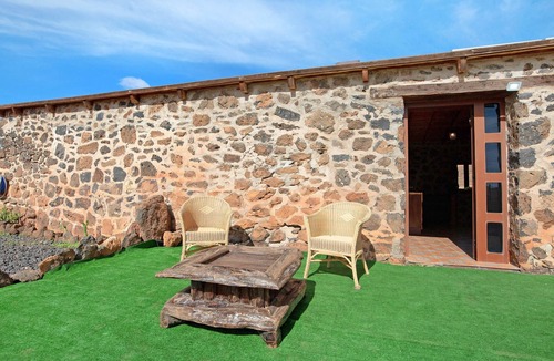 Puerto del Rosario House | Vacation Home "Casa los Javieles" with Mountain View, Garden & Wi-Fi