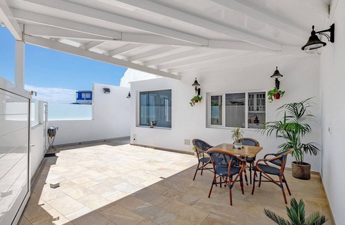 El Golfo House | Vacation Home 'El Pasero' with Mountain View, Private Terrace and Wi-Fi