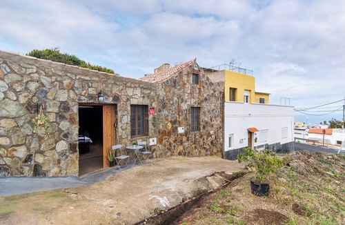 El Risco House | Vacation Home 'El Patio Canario' with Sea View, Private Terrace and Wi-Fi