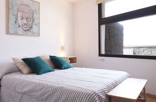 Urbanizacion Famara House | Vacation Home 'Bungalow Aguamar' with Sea View, Shared Terrace & Wi-Fi