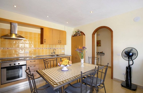 Icod de los Vinos Ski Chalet | Vacation Home 'Villa Tazana' with Sea View, Pool & Wi-Fi