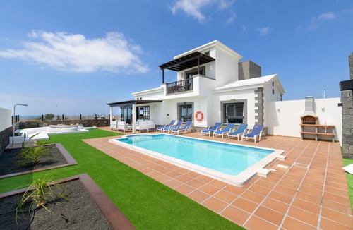 Playa Blanca Villa | Vacation Home "Hipoclub Los Alisios 75" with Sea View, Private Pool & Wi-Fi