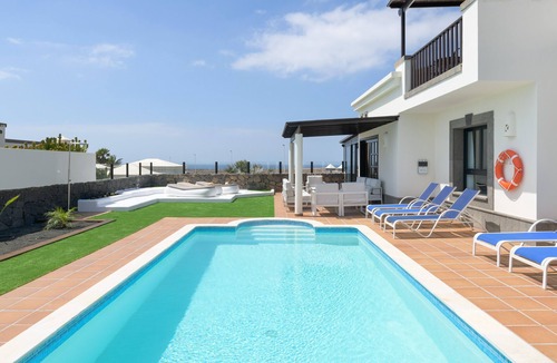 Playa Blanca Villa | Vacation Home "Hipoclub Los Alisios 75" with Sea View, Private Pool & Wi-Fi