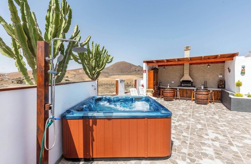 Tiscamanita Villa | Vacation Home La cañada with Mountain View, Garden, A/C & Wi-Fi