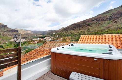 San Bartolome de Tirajana House | Vacation Home "La Casa Nueva" with Mountain View, Whirlpool & Wi-Fi