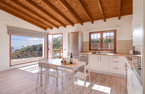 Firgas House | Vacation Home 'Los Barranquillos' with Sea View, Private Pool, and Wi-Fi