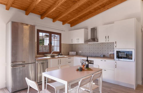 Firgas House | Vacation Home 'Los Barranquillos' with Sea View, Private Pool, and Wi-Fi