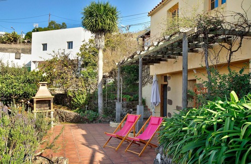 Galdar House | Vacation Home Mirador de Domingo with Mountain View, Sea View, Terraces & Garden