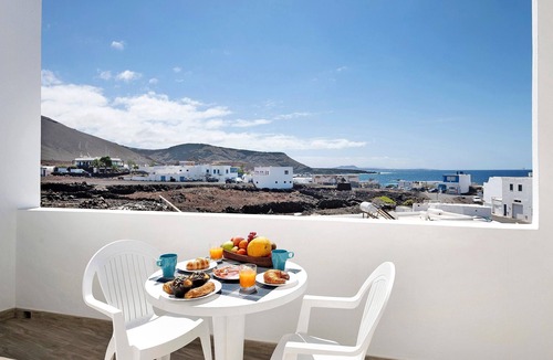 El Golfo House | Vacation Home 'Viviendas El Pescador - Vela' with Shared Terrace and Wi-Fi