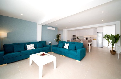 Playa Blanca Villa | Vacation Villa 'Villa Esmerad' with Mountain Views, Wi-Fi and Air Conditioning