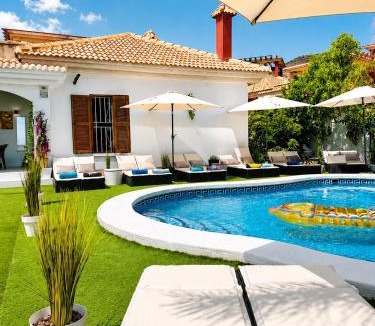 Benidorm Villa | Villa 25 pax Jacuzzi 12 pax 10 min to Benidorm PARTY area
