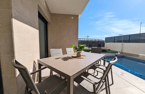 Los Montesinos House | Villa 'Amplia Esquinera Con Piscina' with Private Pool, Wi-Fi and Air Conditioning