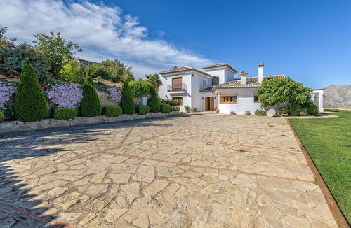 Antequera Villa | Villa Antequera with mountain views