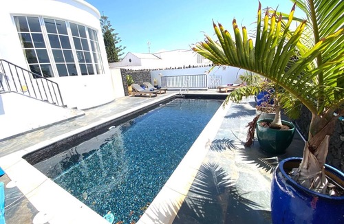 Los Mojones Villa | Villa Becker – Spacious private villa with a heated pool and ocean views
