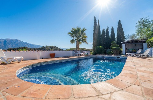 Rio Velez Villa | Villa 'Bravo spectacular views' with Lake and Mountain View, Pool, Garden & Wi-Fi