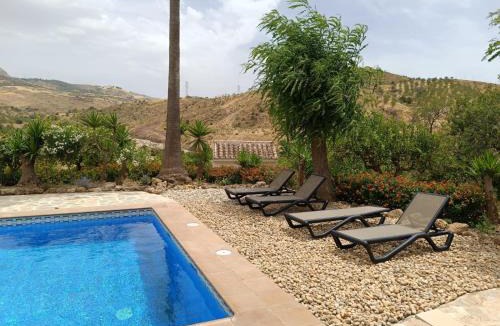 Valle de Abdalagis Ski Chalet | Villa Cabera I Piscina Privada I Barbacoa I Cerca de Caminito del Rey