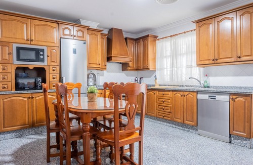 Bormujos Villa | Villa 'Candeleria Sol y Piscina' with Private Pool, Wi-Fi and Air Conditioning