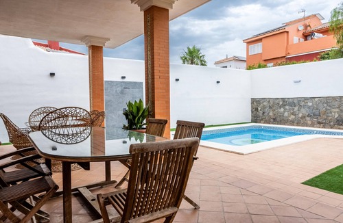 Bormujos Villa | Villa 'Candeleria Sol y Piscina' with Private Pool, Wi-Fi and Air Conditioning