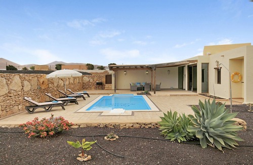 Tuineje House | Villa 'Casa Rural Teberite' with Mountain Views, Pool, Wi-Fi, and Garden