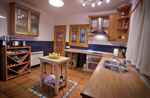 Navahermosa Villa | Villa 'Del Monte Casa Rural' with Mountain View, Wi-Fi and Air Conditioning