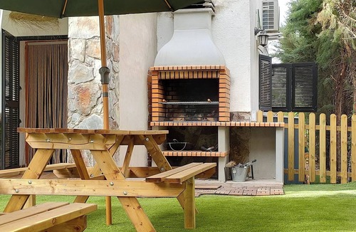 Navahermosa Villa | Villa 'Del Monte Casa Rural' with Mountain View, Wi-Fi and Air Conditioning