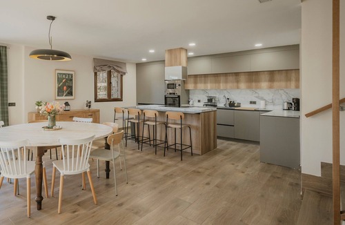 Peguerinos Villa | Villa 'El Nogal de Marieta' with Lake Views, Wi-Fi, and Air Conditioning