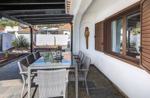 Castillo Caleta de Fuste Villa | Villa Savila. 100 meters from the beach and with swimming pool.