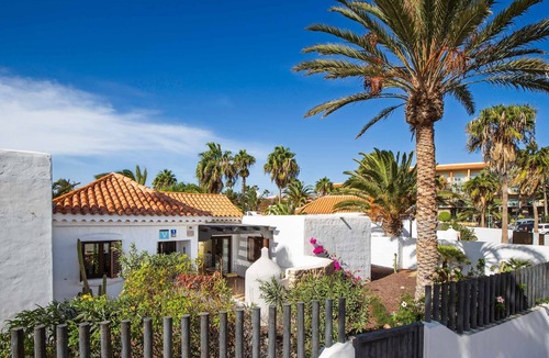 Castillo Caleta de Fuste Villa | Villa Savila. 100 meters from the beach and with swimming pool.