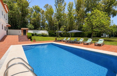 Marbella Villa | Villa 'Gran Cerca De Puerto Banús' with Mountain Views, Wi-Fi, and Air Conditioning